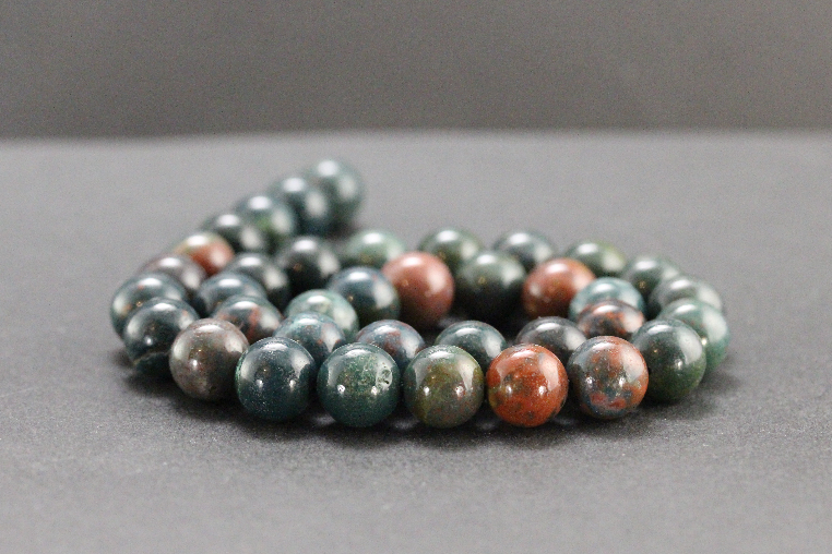 Perles en jaspe sanguin (h&eacute;liotrope)