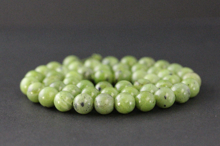 Perles en vésuvianite