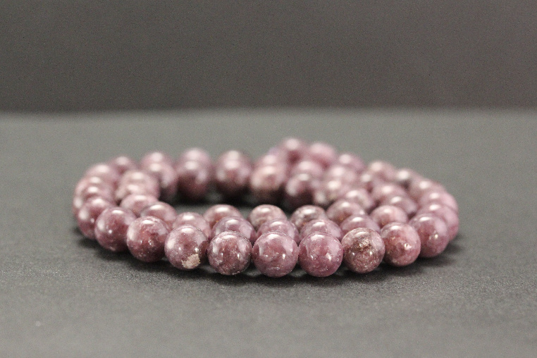 Perles en l&eacute;pidolite