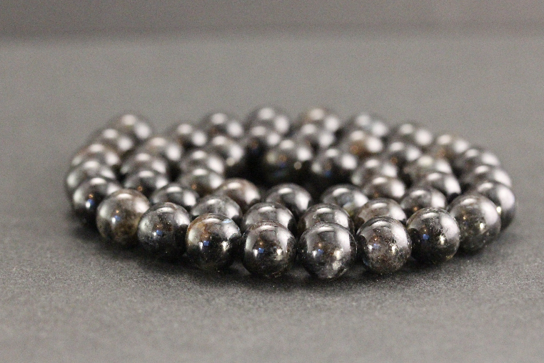 Perles en astrophyllite