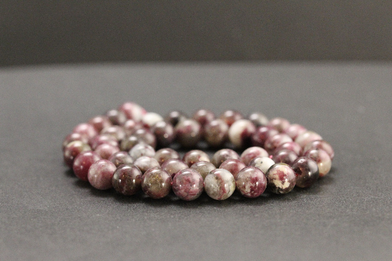 Perles en tourmaline pourpre